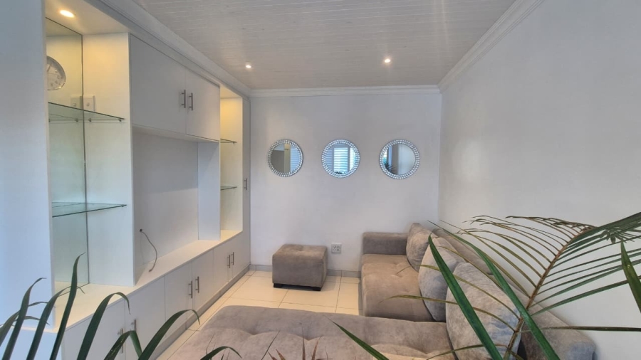 To Let 2 Bedroom Property for Rent in Middedorp Western Cape